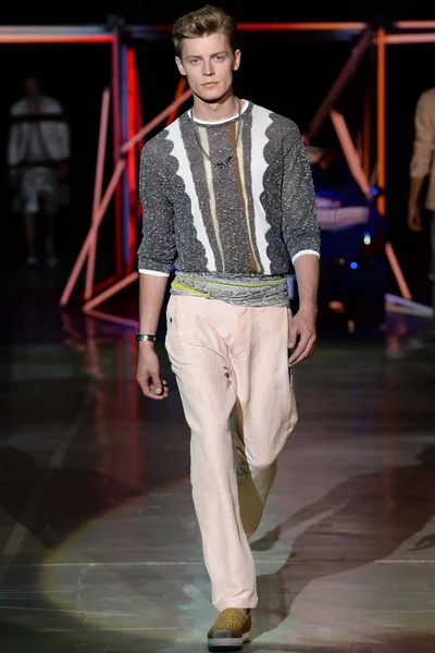 Look 3